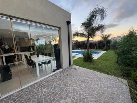 Casa en Venta en Pilar del Este - Santa Lucia, USD 260.000