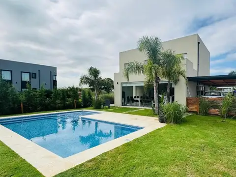 Casa Chalet  en Venta en Santa Lucia, Pilar del Este, Pilar