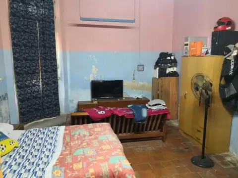 Casa de estilo en esquina! 4 dormitorios, patio, con magnifica ubicación! Montenegro y Perón -...