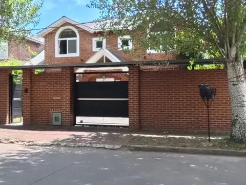 CASA EN VENTA DE 3 DORMITORIOS CON PILETA