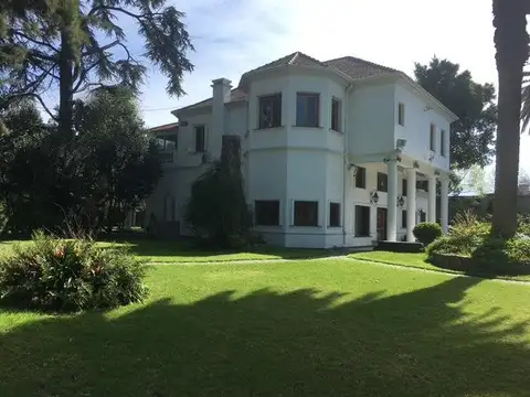 Imponente Casa en lo mejor de Monte Grande sobre lote 5100 M2, R2 apto desarrollo emprendimiento
