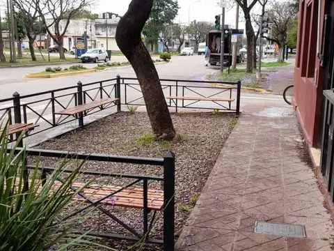 VENTA LOCAL LUJAN AV. CASEY 587 ESQ. 500M 170 CUB.