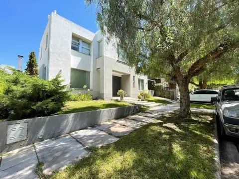 Casa 6 ambientes con 2 baños