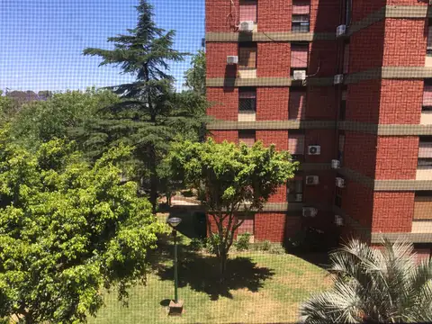 Depto de 4 amb, en Edificio Torre c/espacios verdes, Lum y buena Ubicación.