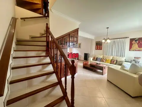 Casa 5 ambientes con 4 baños