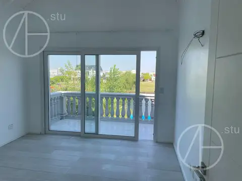 Casa en Alquiler con 2 cocheras