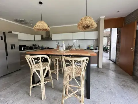 Casa 5 ambientes con 4 baños