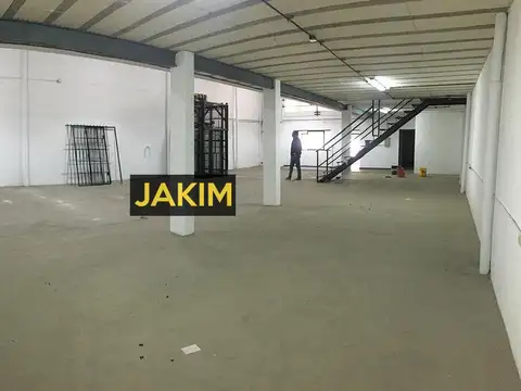 Galpón en tres plantas de muy buena ubicación con fuerza motriz, con vecinos industriales lindantes.