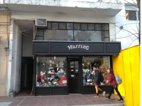 Local con Vivienda de 6 amb al fondo