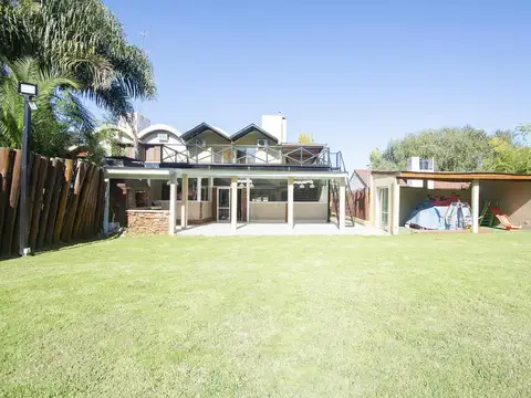 Casa en Venta con 2 cocheras