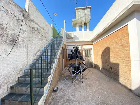 VENTA CASA C/ QUINCHO Y PATIO A METROS DE AV MITRE