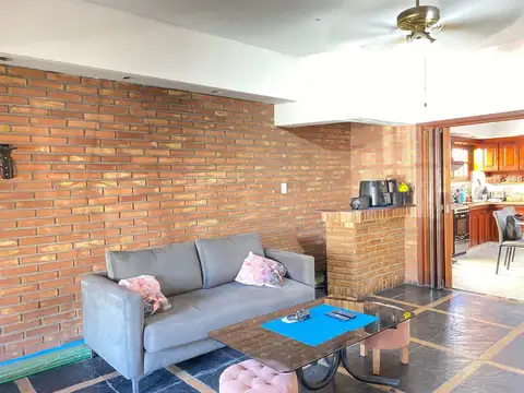 VENTA CASA C/ QUINCHO Y PATIO A METROS DE AV MITRE