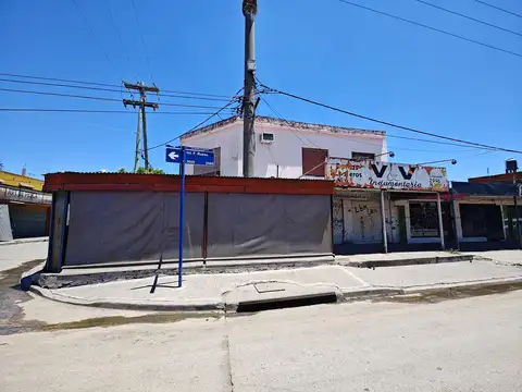 Casa con  Locales y un departamento en venta en G. Catan