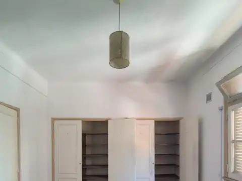 AMPLIO CONTRA FRENTE– EN INMEJORABLE ESTADO – ORIENTACION ESTE – BAJAS EXPENSAS INCLUYEN ABL Y AYSA