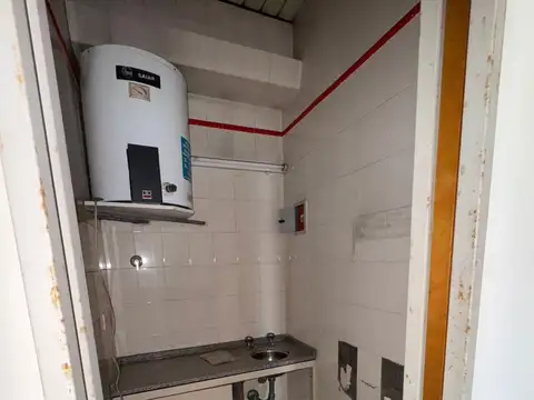 VENTA OFICINA EN MORON 200MTS CUBIERTOS