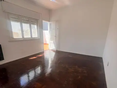 PH Planta Alta en ALQUILER con dos dormitorios, patio y terraza. Lanús