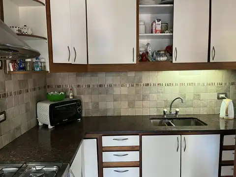 Casa de excelente calidad constructiva frente a plaza 25 de