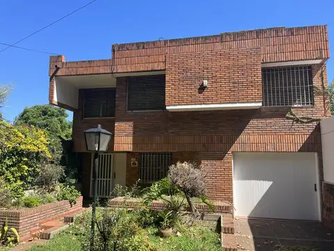 Casa de excelente calidad constructiva frente a plaza 25 de