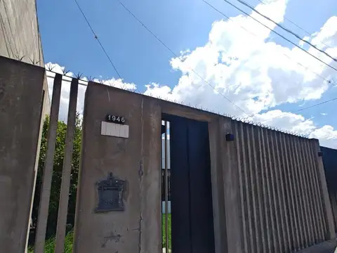 Casa de 2 Dormitorios (Pequeño). Cochera. Patio y Jardin