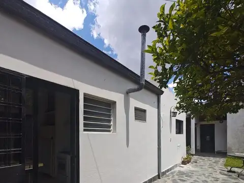 Casa de 2 Dormitorios (Pequeño). Cochera. Patio y Jardin