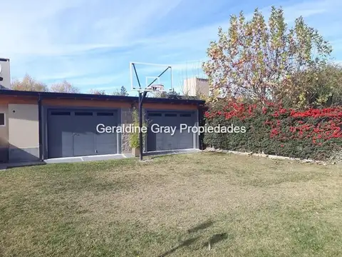 Calle Alberdi 900, barrio