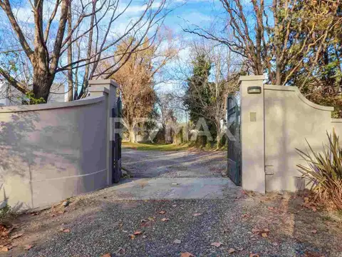 Casa 8 ambientes con 3 baños