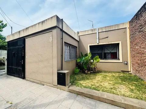Casa en venta 3 amb c/jardín y cochera en Adrogué