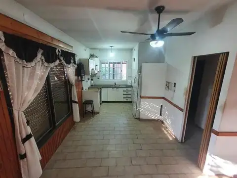 CASA 3 AMB. AMPLIO CON PATIO Y GARAGE