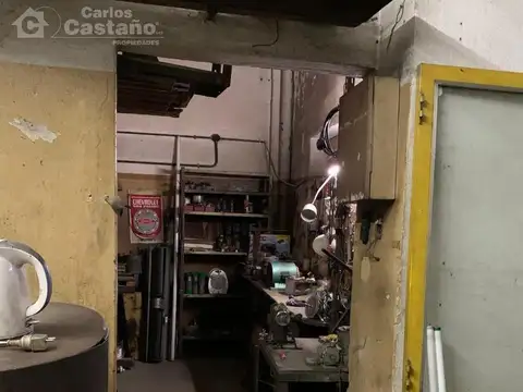 Local/Galpón con Entrada Para Camioneta y con Patio de 15m2