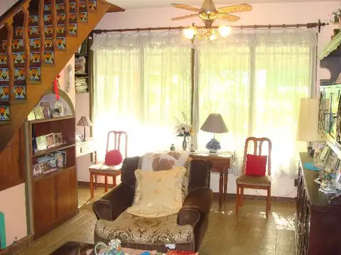 Casa 4 ambientes con 2 baños