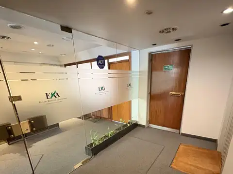 Oficina 8 ambientes con 2 baños