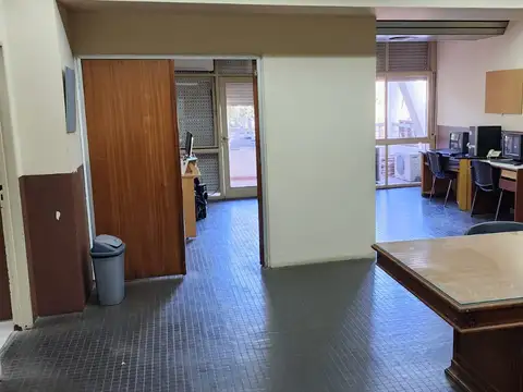 Oficina 10 ambientes con 6 baños