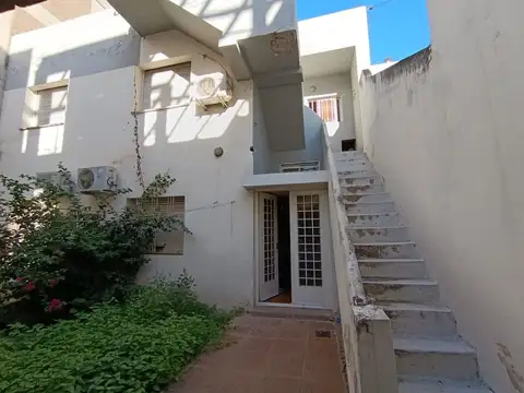 Casa 9 ambientes con 2 baños