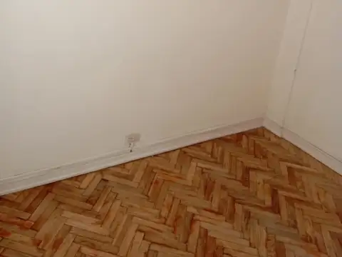 ALQ Monoamb dividido, pintado, baño y cocina, amplio placard, luminoso, exc ubicacion