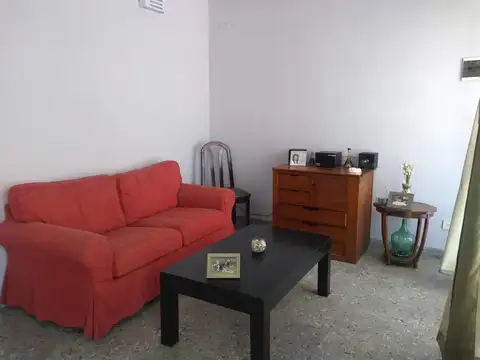 Alsina N°480 e/ Amenedo y More