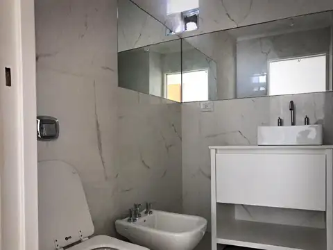 EXCELENTE EDIFICIO, DEPARTAMENTOS DE 2 AMBIENTES, COCHERAS Y BAULERAS DISPONIBLES.