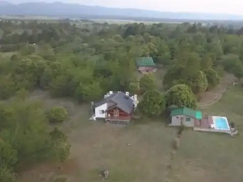 Complejo de 3 cabañas con costa de rio y vivienda principal (cartera de clientes activa) en Reartes