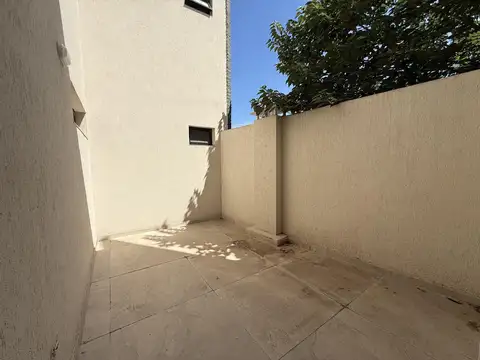 Oficinas en alquiler a con balcon al frente y patio de uso exclusivo