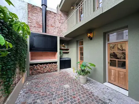 VENTA Casa de Diseño de tres dormitorios con Patio y Piscina