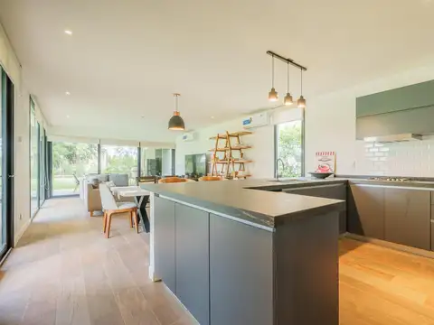 Casa en Venta con 6 cocheras