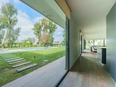 Casa 9 ambientes con 3 baños