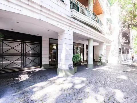 Impecable semipiso de 4 ambientes al frente con balcón, cochera y baulera en Las Lomitas