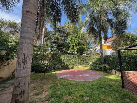 Chalet 4 ambientes jardín garaje. Martínez.