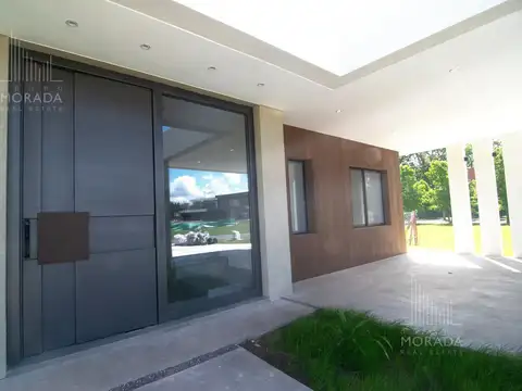 Casa en Venta con 4 cocheras