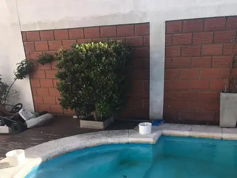 Neuquen 533, entre Necochea e Ituzaingó