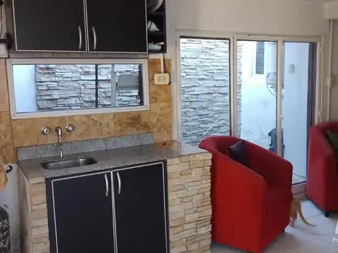 Casa 4 ambientes con 2 baños