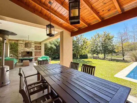 Casa 8 ambientes con 5 baños