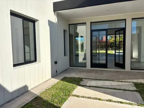 Casa 5 ambientes con 4 baños