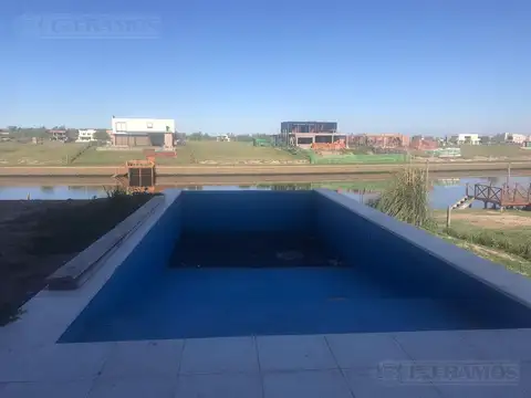 Casa 5 ambientes con 4 baños