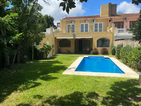 Casa clasica, sólida, con ambientes amplios y techos altos